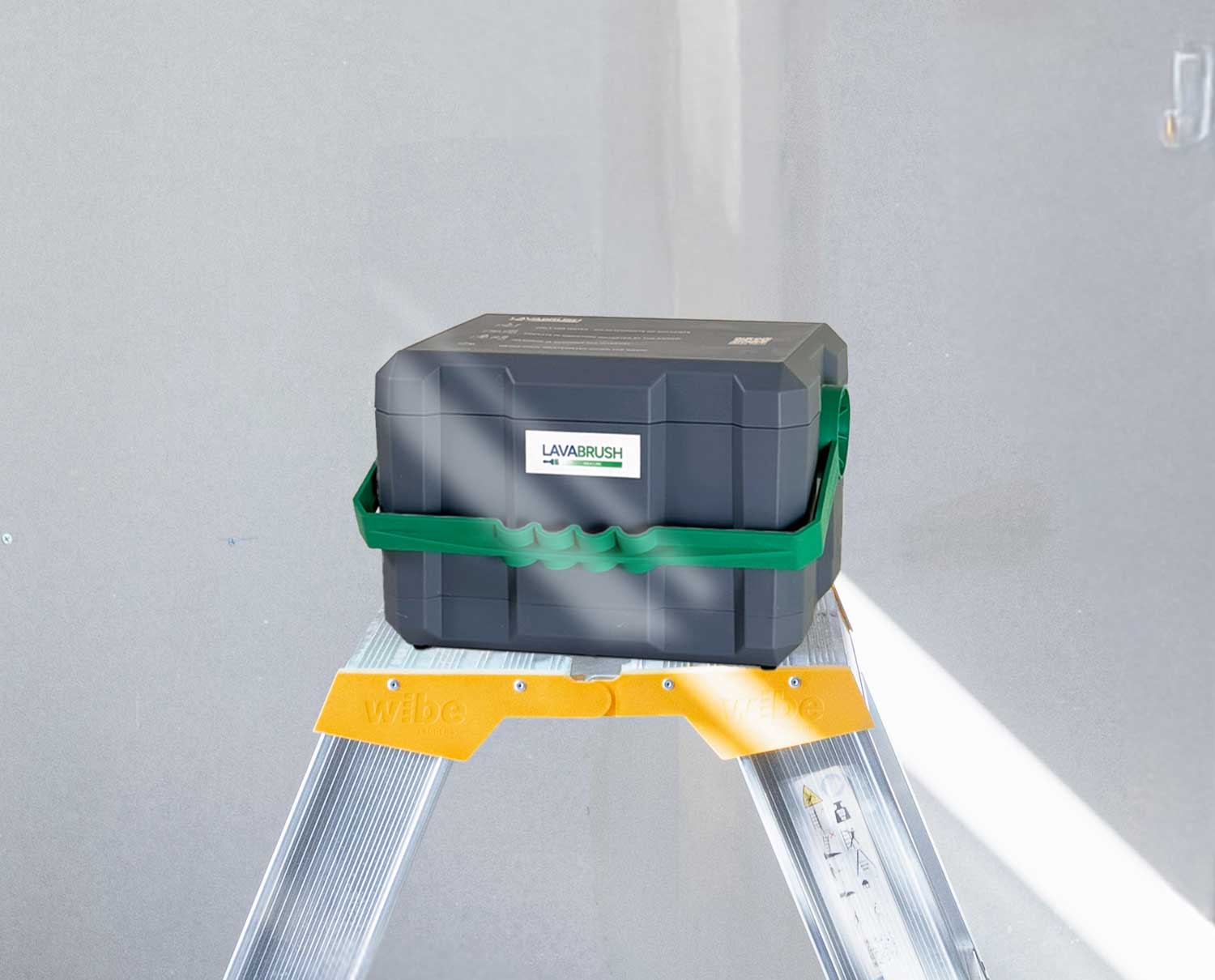 Professional paint brush cleaning with 1.5 litres of water using Lavabrush